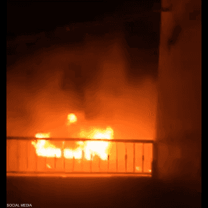 النيران تشتعل بمركبة أمام منزل فلسطيني