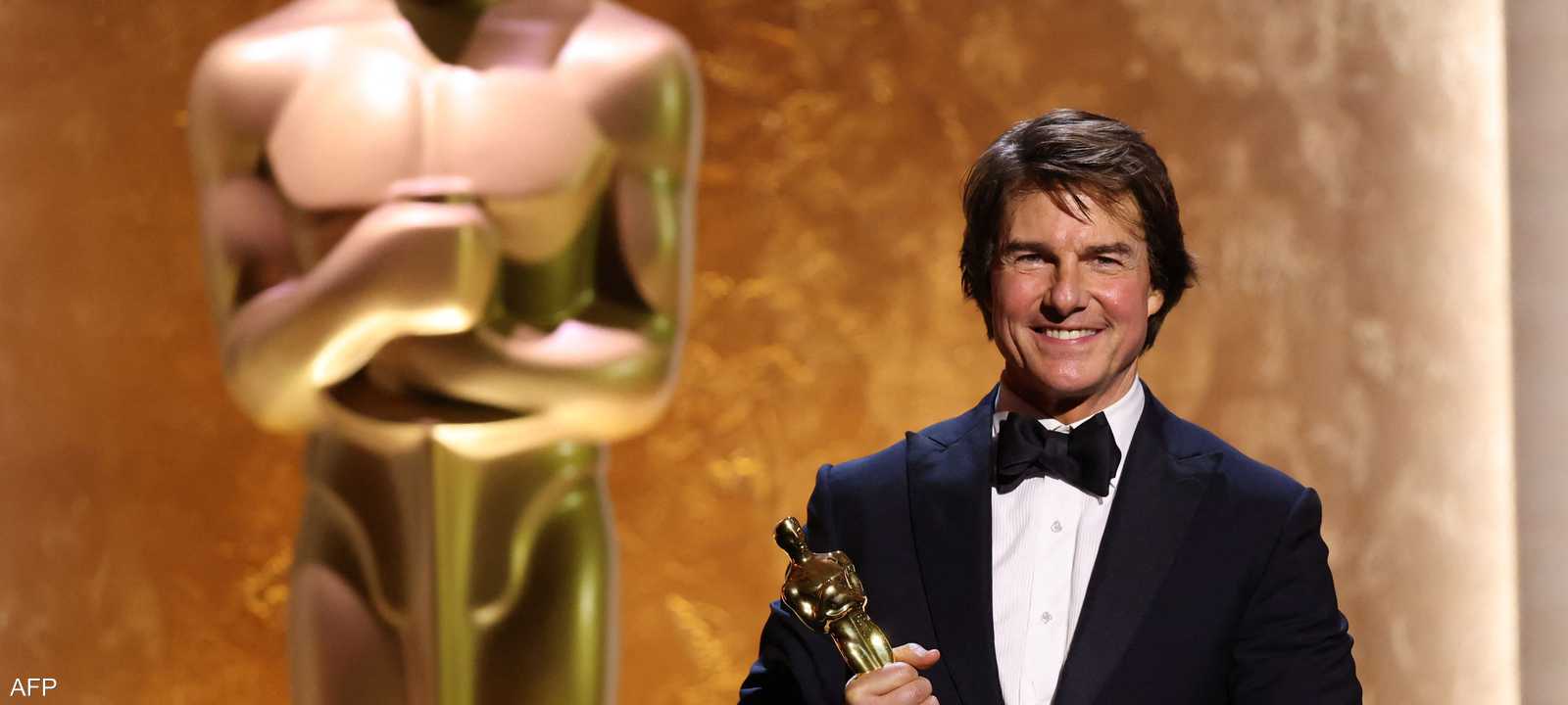 توم كروز يتسلم الأوسكار الأول في في مسيرته