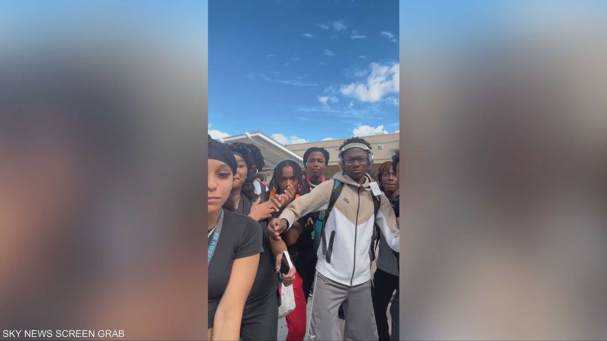 قلب الكاميرا.. تحدي جديد على تيك توك يستفز الجمهور