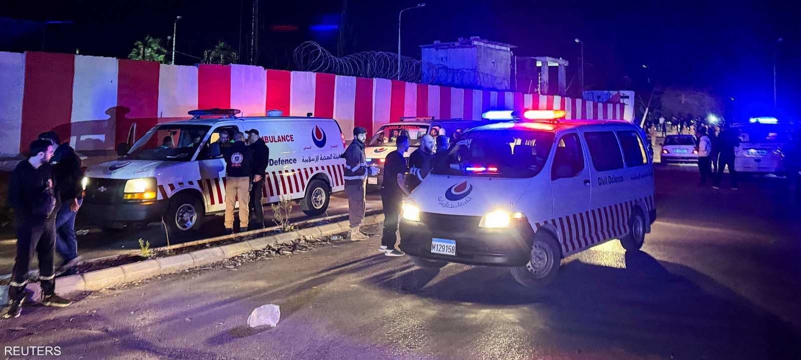 سيارات إسعاف لنقل الجرحى من مخيم عين الحلوة