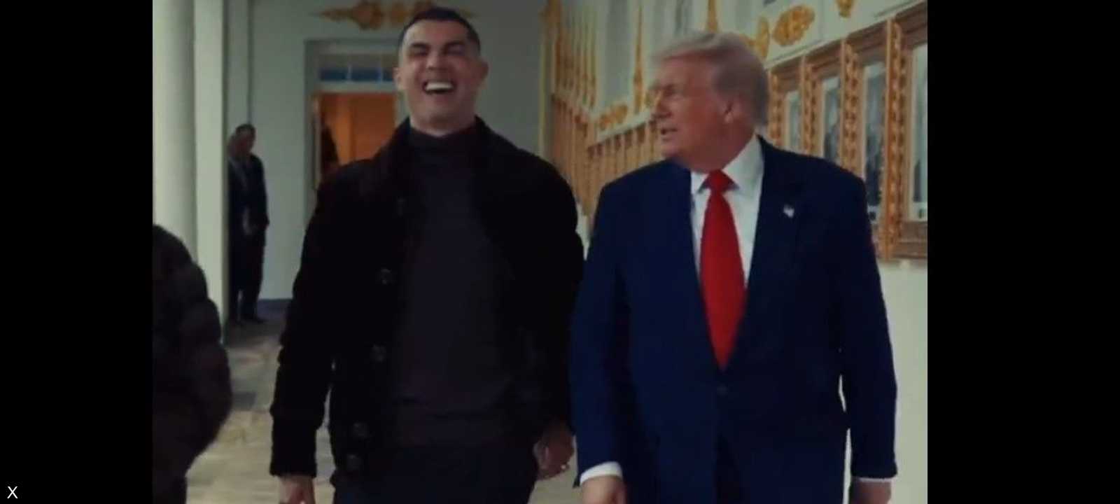 لقطة من الفيديو توضح فرق الطول لمصلحة رونالدو