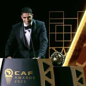 حكيمي مستلما الجائزة