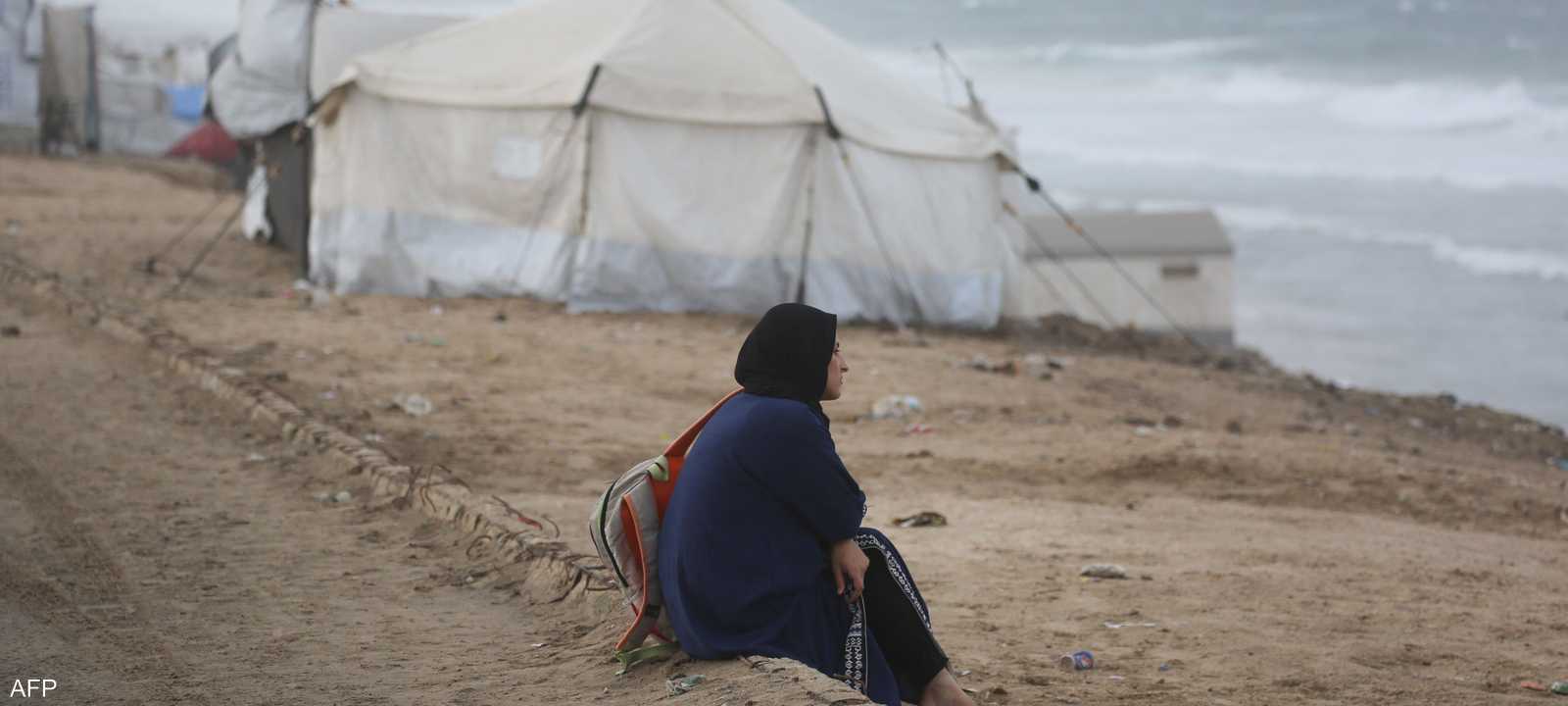 يعاني نازحون في قطاع غزة من أوضاع شديدة القسوة