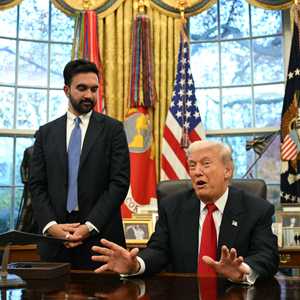 ترامب خلال حديثه في المكتب البيضاوي وبجانبه زهران ممداني