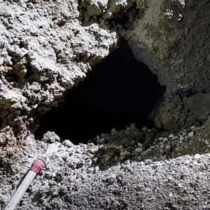 فتحة المغارة التي أثارت الفضول