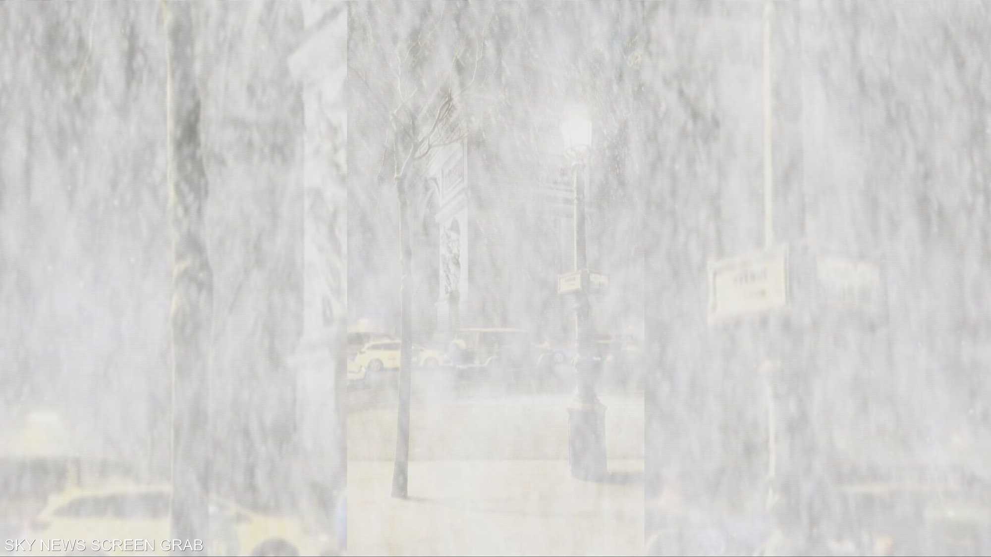 أول عاصفة تضرب فرنسا .. الثلوج تحول العاصمة إلى لوحة بيضاء