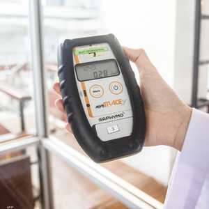 جهاز لفحص مستويات الإشعاع