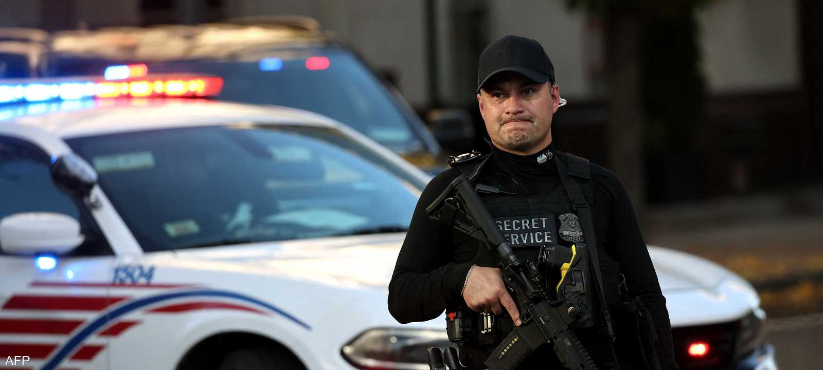 عنصر من الخدمة السرية قرب موقع إطلاق النار في واشنطن