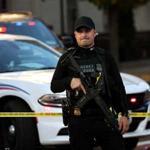 عنصر من الخدمة السرية قرب موقع إطلاق النار في واشنطن