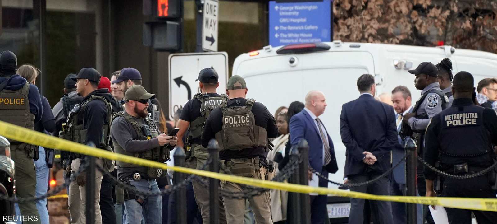 ضباط إنفاذ القانون بعد إطلاق النار على اثنين من الحرس الوطني