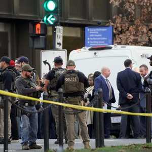 ضباط إنفاذ القانون بعد إطلاق النار على اثنين من الحرس الوطني