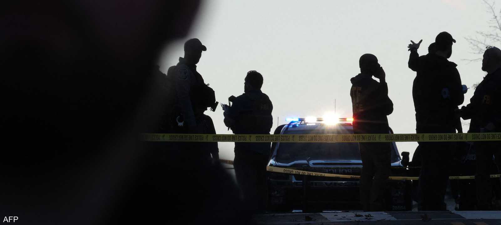 تجمع أفراد من وكالات إنفاذ القانون الفيدرالية قرب الحادث