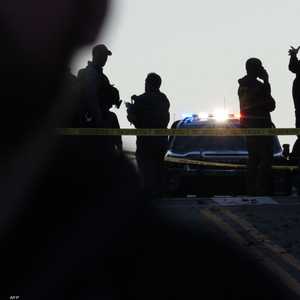 تجمع أفراد من وكالات إنفاذ القانون الفيدرالية قرب الحادث