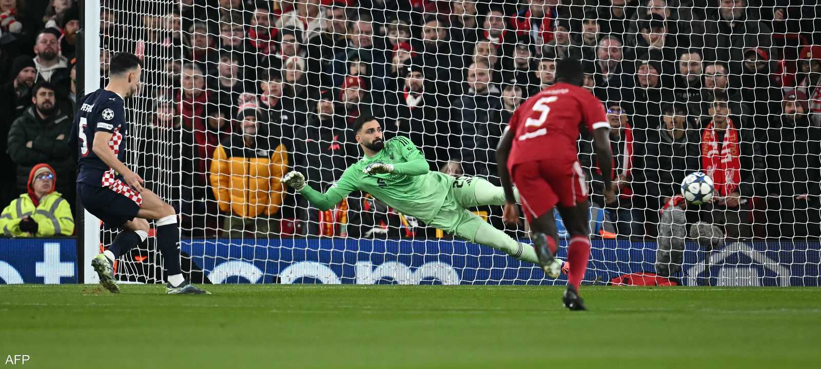 إيفان بيريسيتش يسجل الهدف الأول لأيندهوفن في مرمى ليفربول