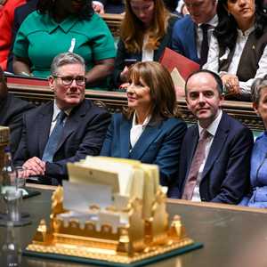 الحكومة البريطانية تكشف عن موازنة تتضمن رفع الضرائب