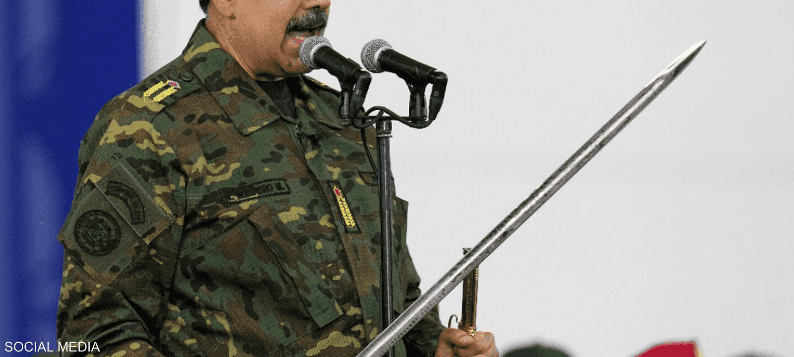 ظهر مادورو مرتديا الزي العسكري وممسكا بالسيف في كاراكاس