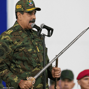 ظهر مادورو مرتديا الزي العسكري وممسكا بالسيف في كاراكاس