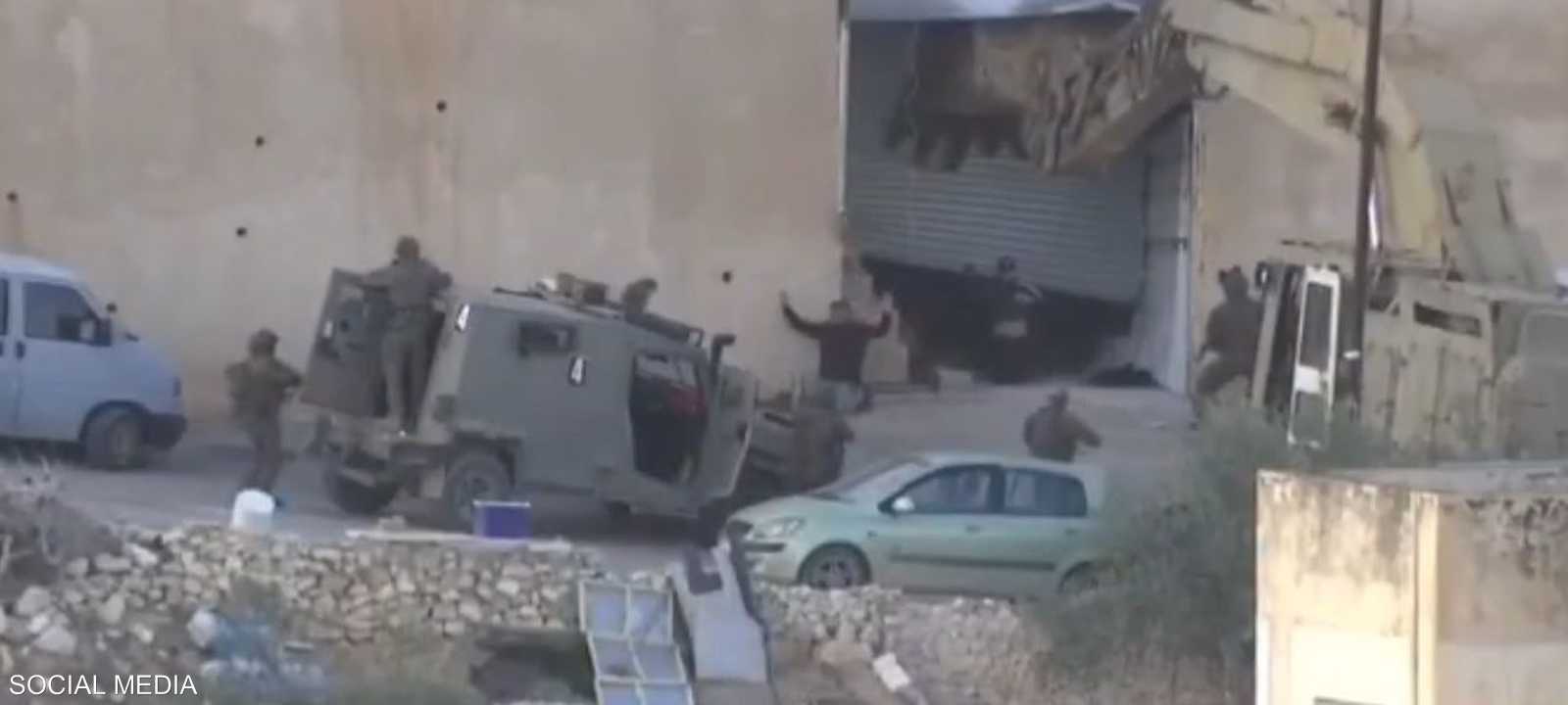 جنود إسرائيليون أعدموا رجلين من الضفة بعد استسلامهما