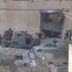 جنود إسرائيليون أعدموا رجلين من الضفة بعد استسلامهما