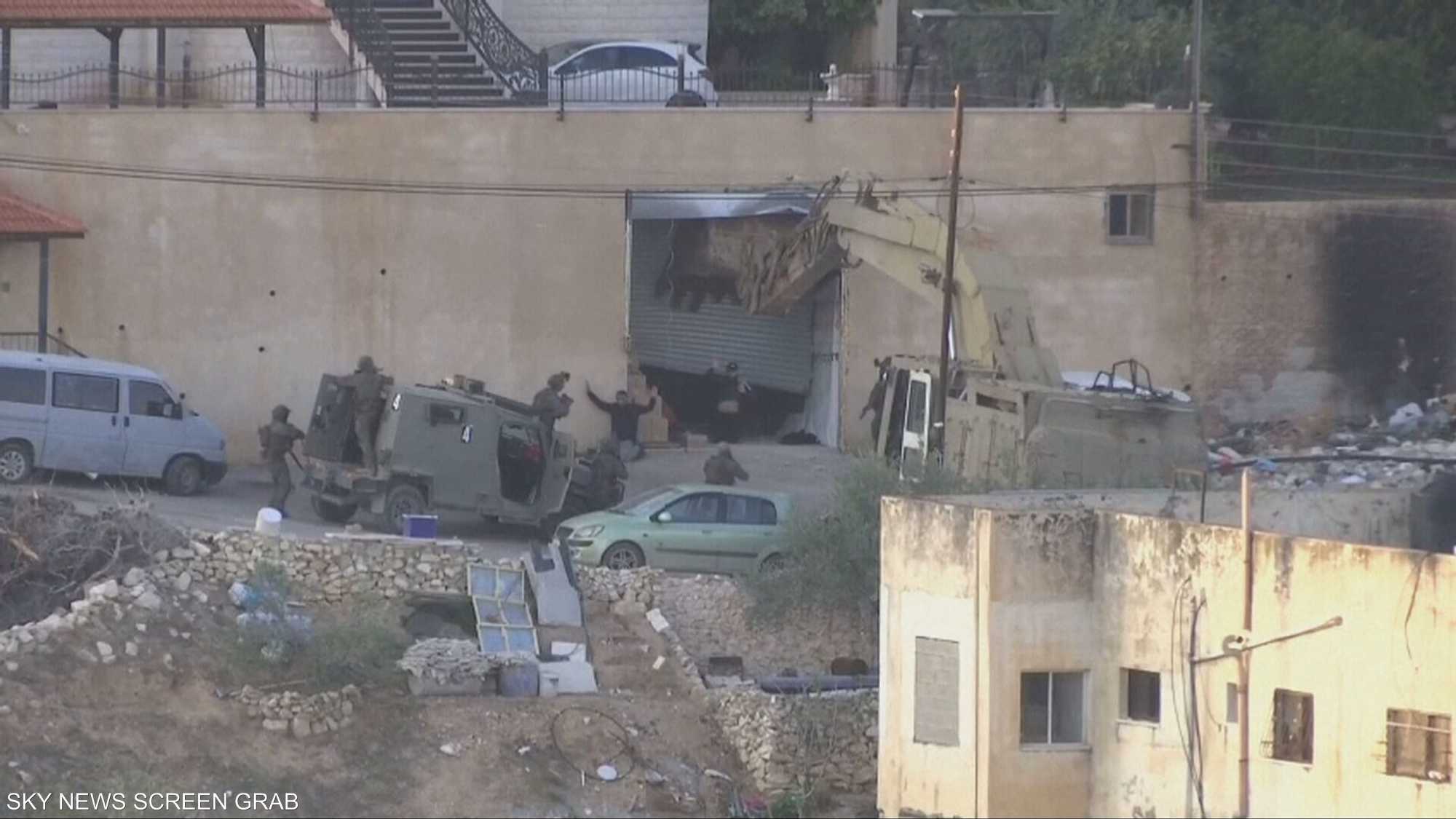 إعدامات بجنين.. واعتقالات وهدم منازل بالضفة الغربية