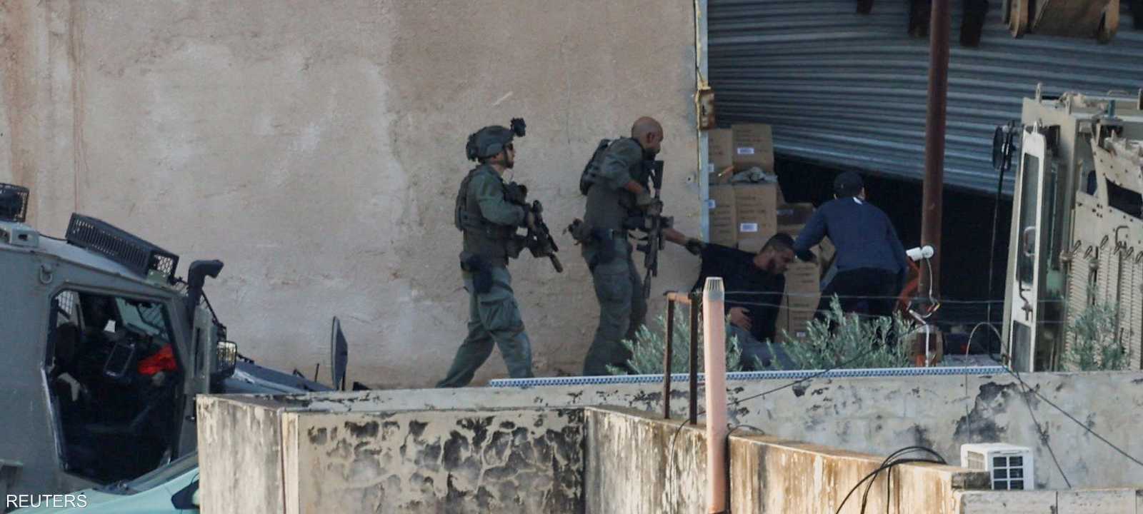 الفلسطينيان قتلا رغم استسلامهما