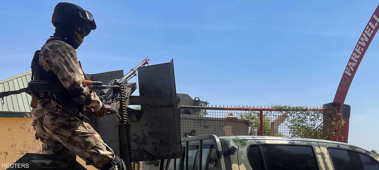 جندي نيجيري يقف على شاحنة عسكرية_أرشيف