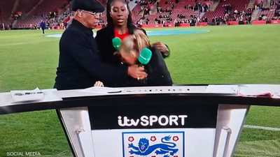 فيديو: سقوط مفاجئ على الهواء.. إغماء مذيعة خلال بث مباشر