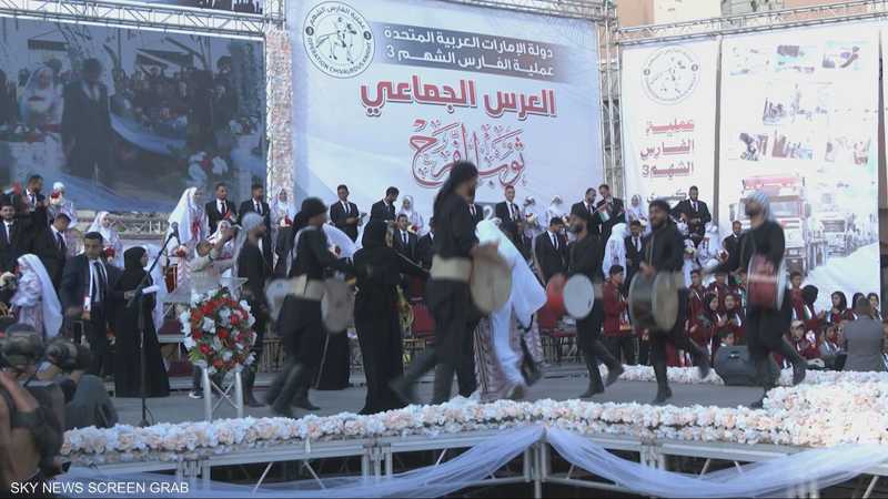 عملية "الفارس الشهم 3 " تنظم عرسا جماعيا لـ 54 عريسا في غزة