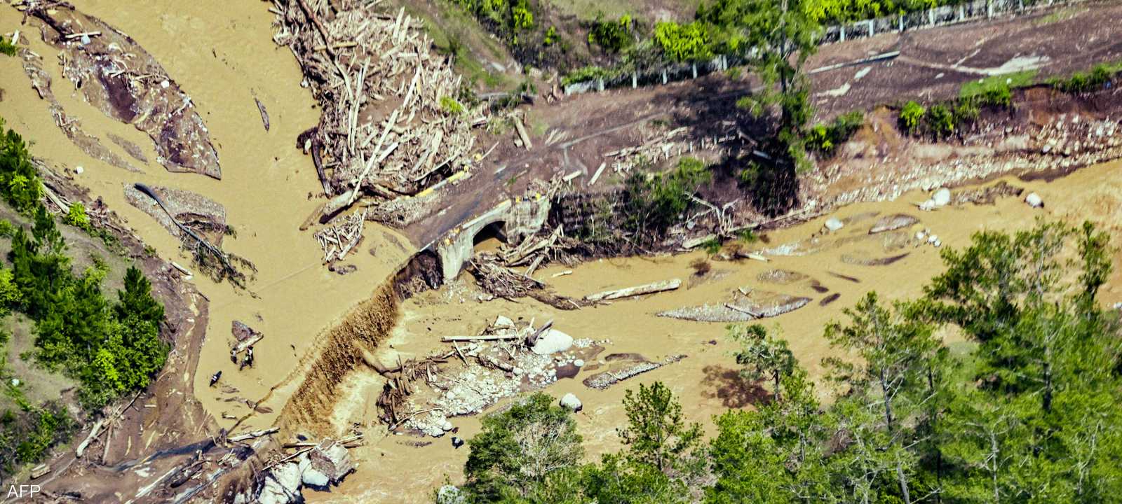 أسفرت الفيضانات في إندونيسيا عن مقتل أكثر من 800 شخص