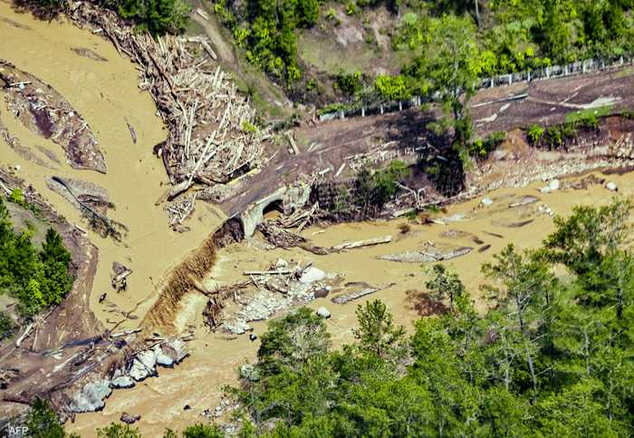 أسفرت الفيضانات في إندونيسيا عن مقتل أكثر من 800 شخص