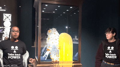 "هجوم حلوى" على صندوق التاج في برج لندن يثير فوض