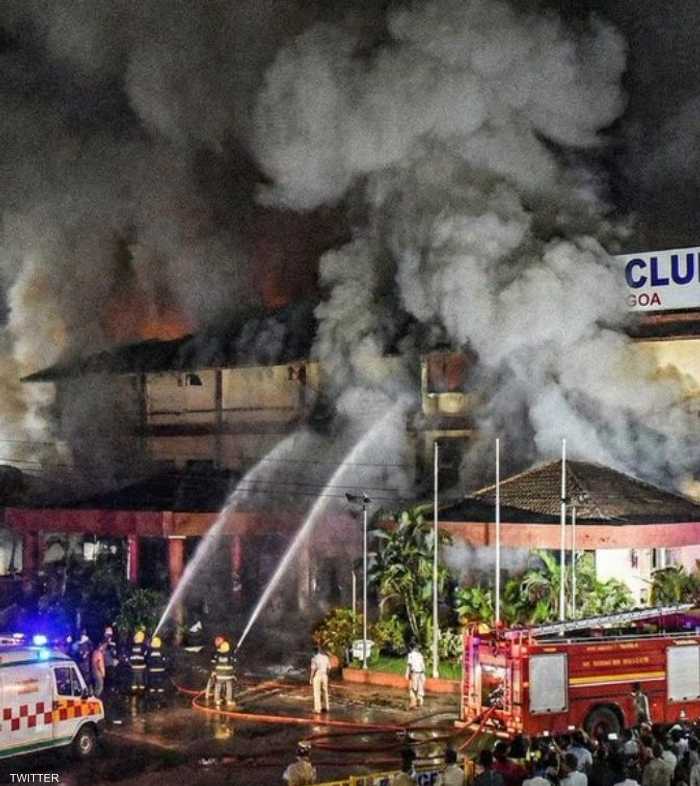 فرق الإطفاء والإسعاف في موقع الحريق