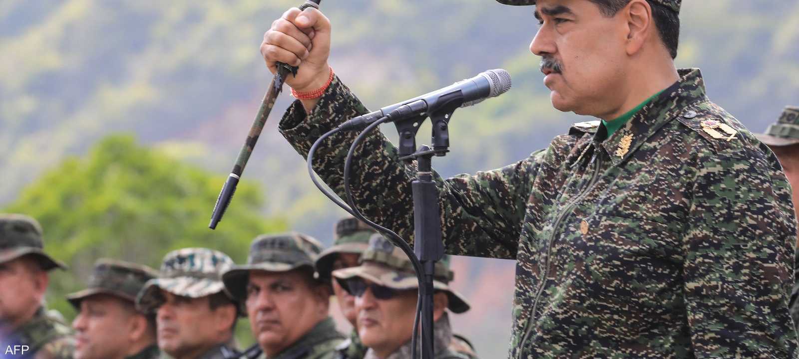 مادورو وهو يلقي خطابا أمام جنود الجيش في معسكر تدريب