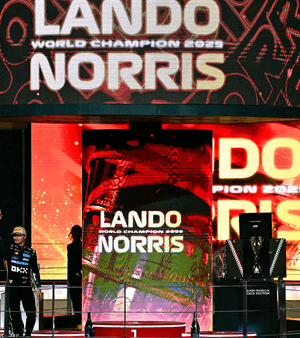 نوريس يحتفل بجائزة أبوظبي