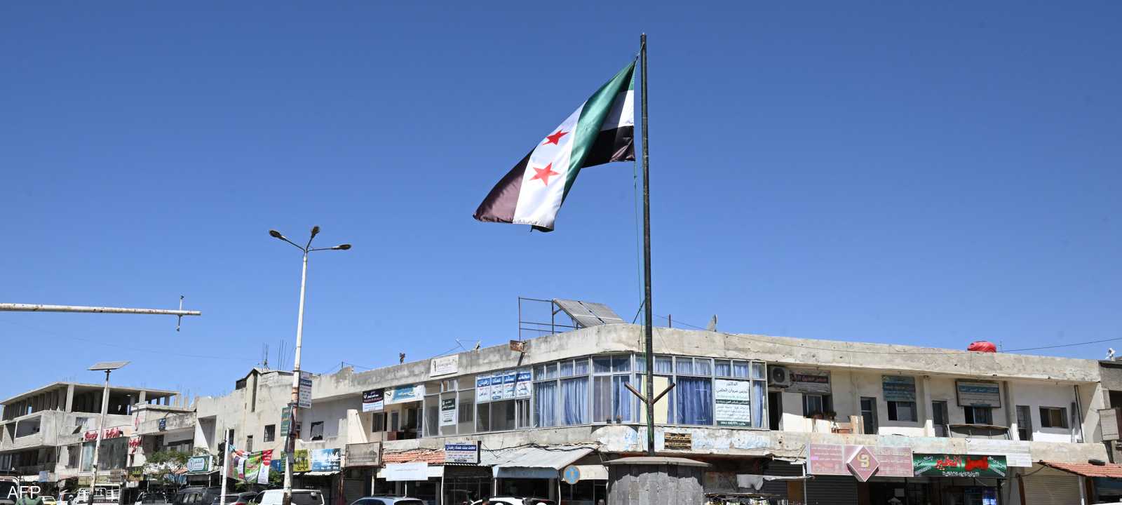 العلم السوري يرفرف في مدينة القنيطرة بجنوب سوريا