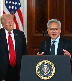 الرئيس الأميركي دونالد ترامب مع رئيس إنفيديا جنسن هوانغ