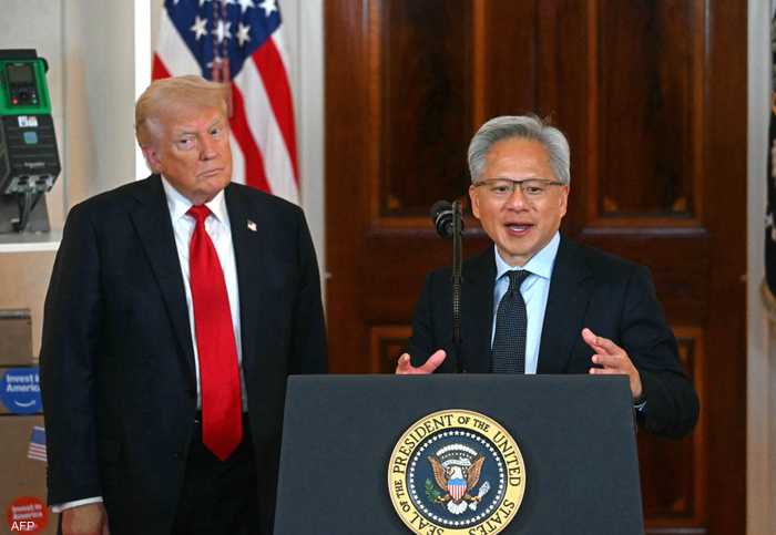 الرئيس الأميركي دونالد ترامب مع رئيس إنفيديا جنسن هوانغ