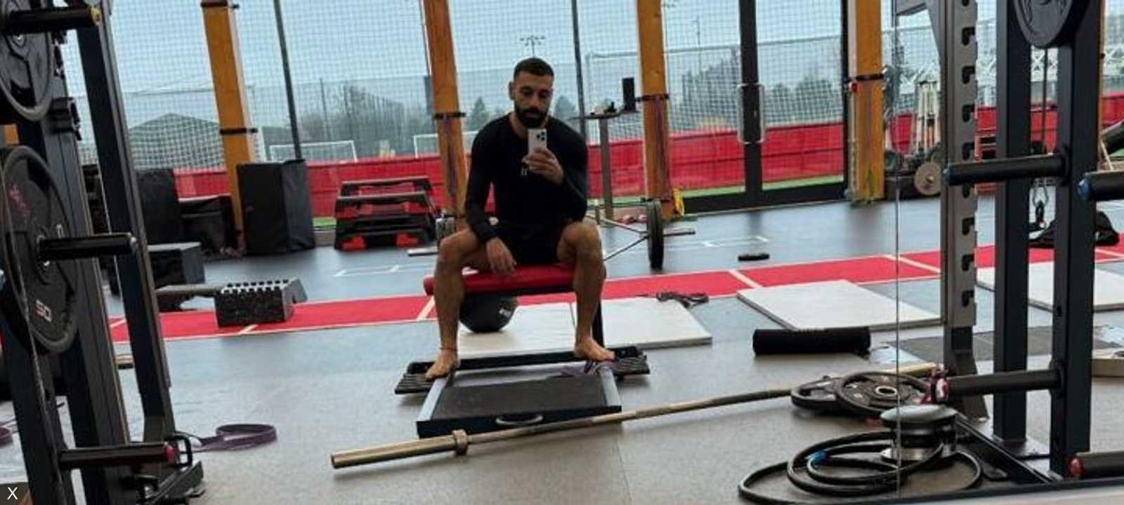 محمد صلاح وحيدا في صالة التدريب