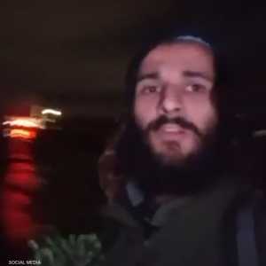 أحد المستوطنين حمل نبتة لغرسها في قطاع غزة