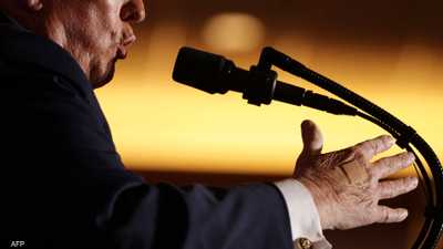 البيت الأبيض يفسر "ضمادة ترامب".. لماذا يلصقها على يده؟