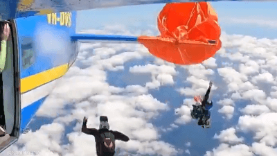 فيديو.. مظلي ينجو من حادث خطير خلال قفزة جماعية