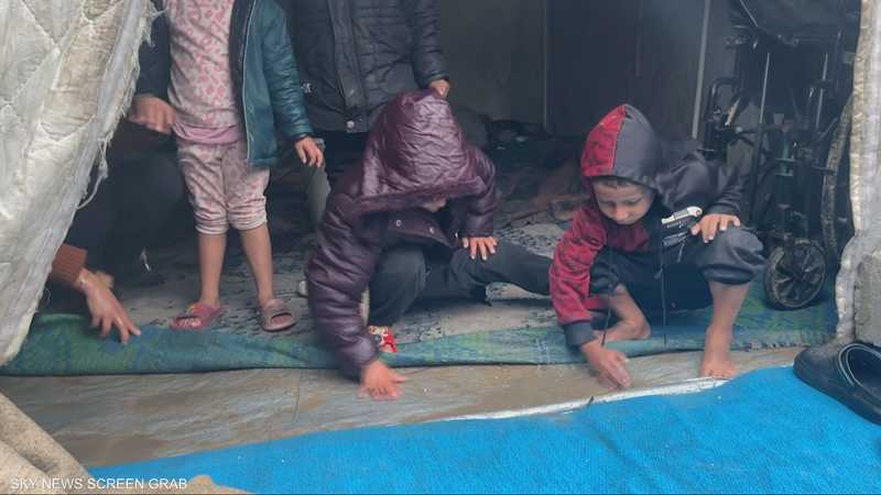 وفاة 13 فلسطينيا وغرق آلاف الخيام في غزة بسبب المنخفض الجوي