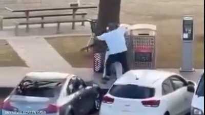 فيديو يرصد بطولة رجل.. هاجم المسلح في "مأساة أستراليا"