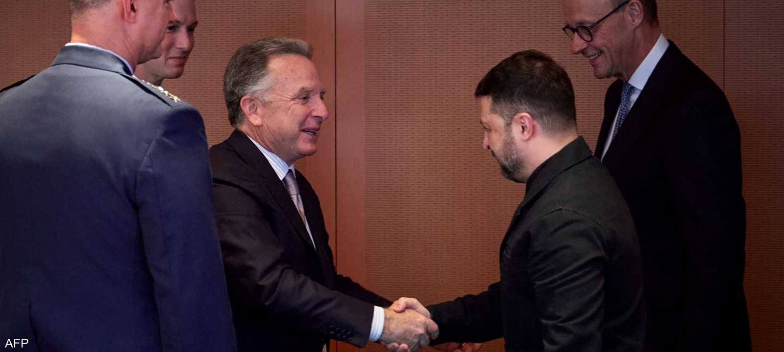 زيلينسكي التقى مبعوثي واشنطن في برلين