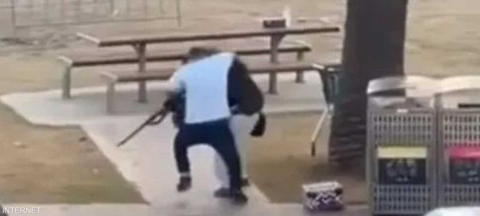 أحمد الأحمد أثناء انقضاضه على المسلح