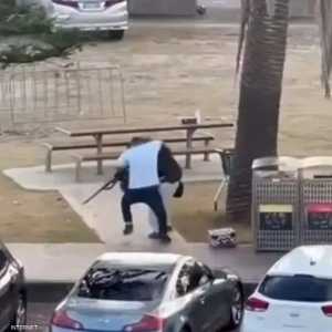 أحمد الأحمد أثناء انقضاضه على المسلح