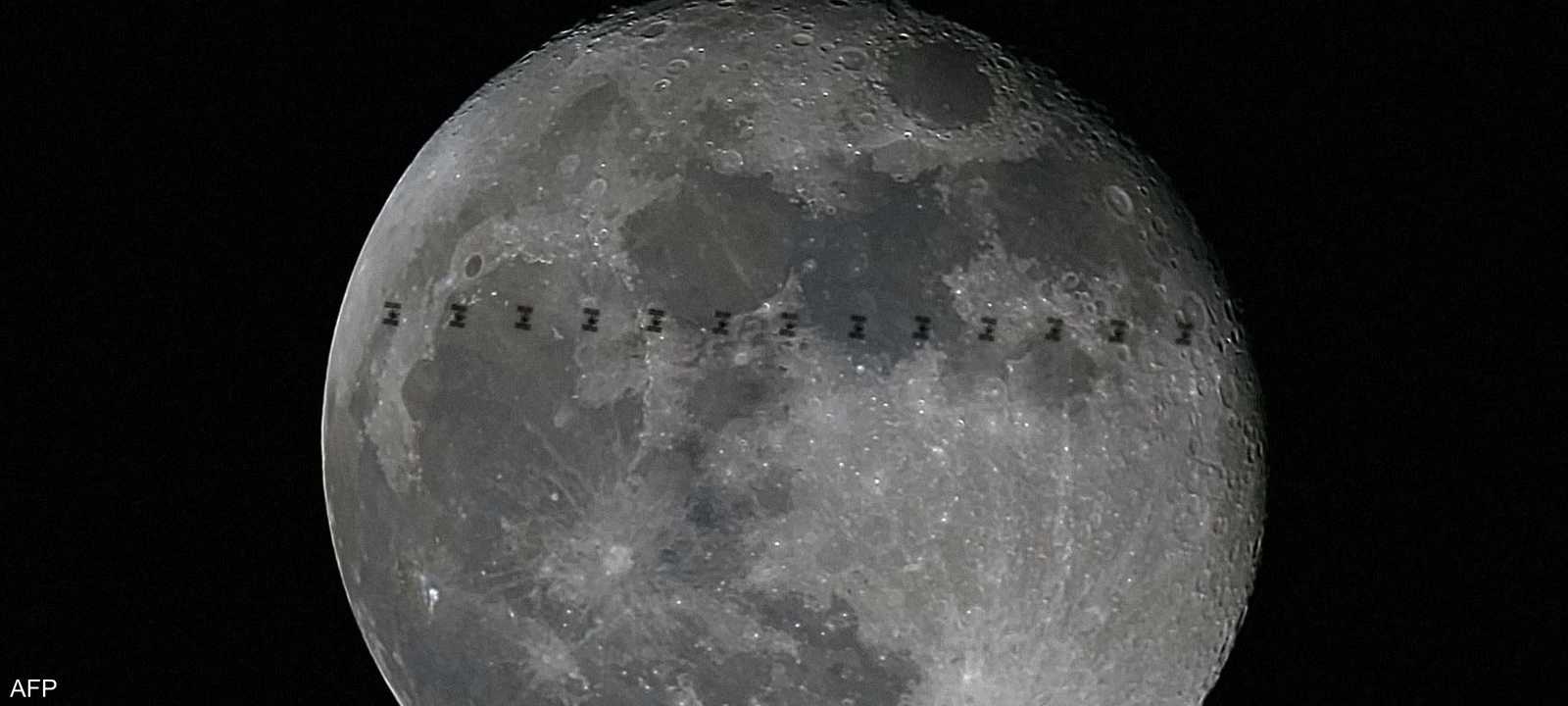 أرشيفية لمحطة الفضاء الدولية وهي تدور حول القمر