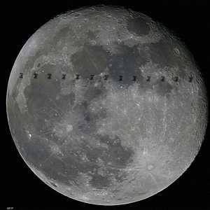 أرشيفية لمحطة الفضاء الدولية وهي تدور حول القمر