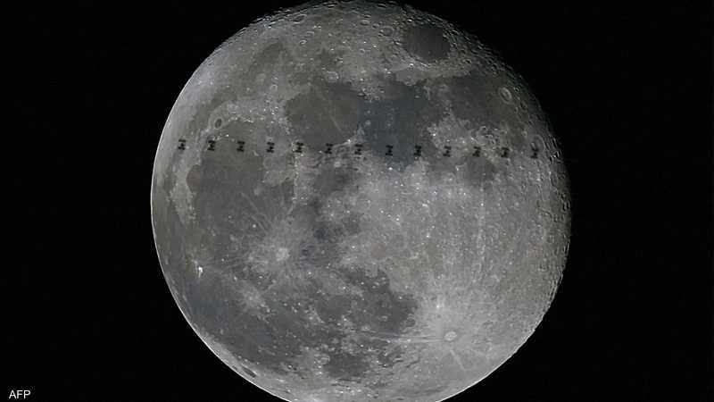 أرشيفية لمحطة الفضاء الدولية وهي تدور حول القمر