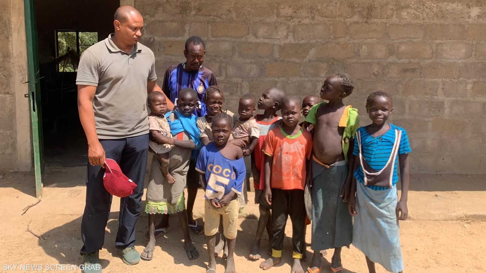 يعيش سكان الإقليم حياة بدائية